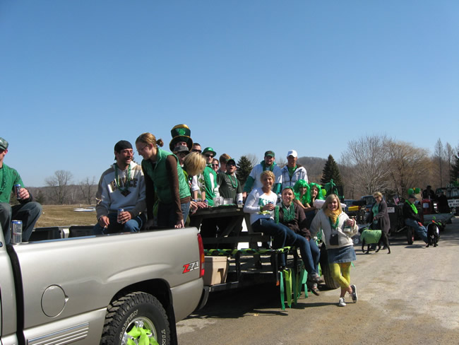 /pictures/ST Pats Float 2009 - No snow our guys keep draging/IMG_1364.jpg